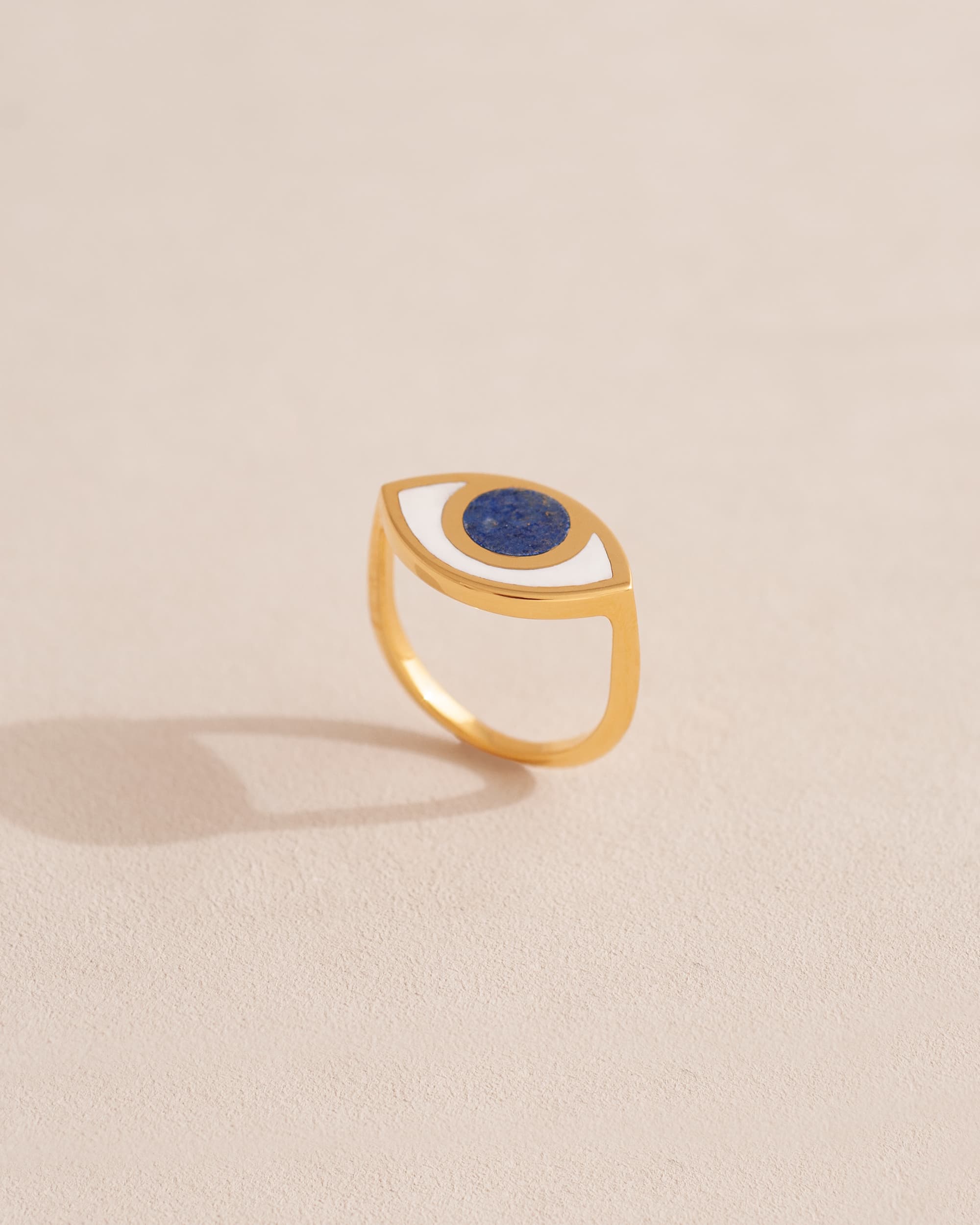 gold eye ring inlaid with lapis lazuli